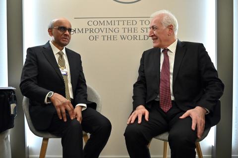 : في إطار فعاليات المنتدى الاقتصادي العالمي في دافوس رئيس الجمهورية الأرمنية فاهاكن خاتشاتوريان يلتقي برئيس جمهورية سنغافورة ثارمان شانموغاراتنام