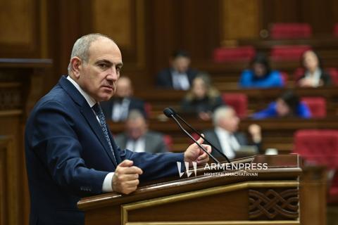 نیکول پاشینیان: بازسازی خطآهن عبوری از ایجوان نیز در حال بررسی است