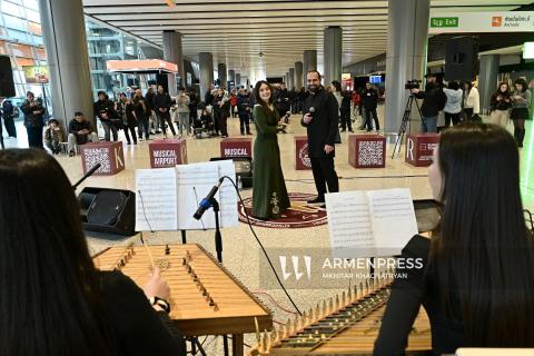 «Երաժշտական օդանավակայան». «Զվարթնոց» օդանավակայանում ժամանող հյուրերին դիմավորում են ազգային երգ ու պարով