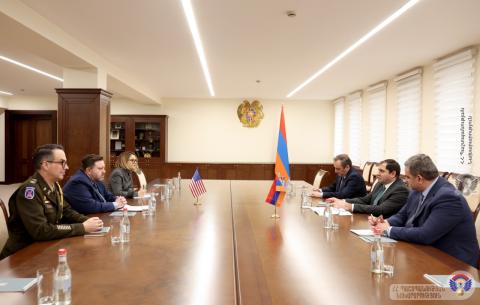 ՀՀ պաշտպանության նախարարն ու ԱՄՆ դեսպանության գործերի ժամանակավոր հավատարմատարը քննարկել են տարածաշրջանային անվտանգությանն առնչվող հարցեր