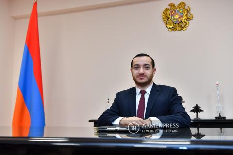 المؤتمر الصحفي لوزير الصناعات التكنولوجية المتقدمة الأرمني مخيتار هايرابيتيان-فيديو-