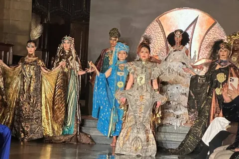 Հին աշխարհի ժողովուրդները՝ մեկ հավաքածուում. նկարիչ և դիզայներ Աննա Հարությունյանը փայլուն է ներկայացել Նյու Յորքի Unique Fashion Show-ում