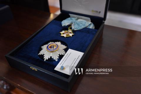 Президенты Армении и Греции наградили друг друга медалями