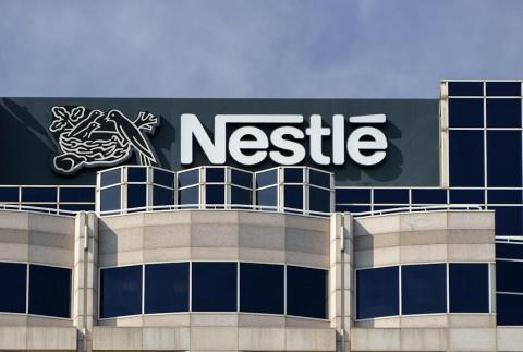 Акции Nestlé упали до минимума из-за скандала с детским питанием: Bloomberg