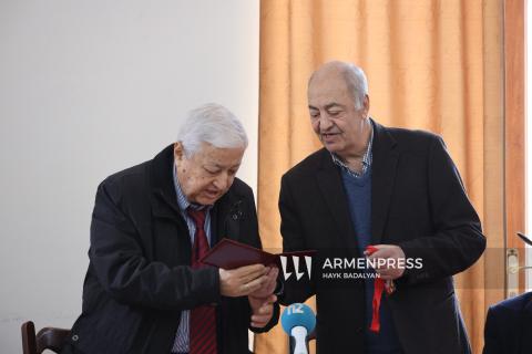 رئيس اتحاد كتاب أرمينيا إدوارد ميليتونيان يوزّع جوائز أدبية في حفل-صور-