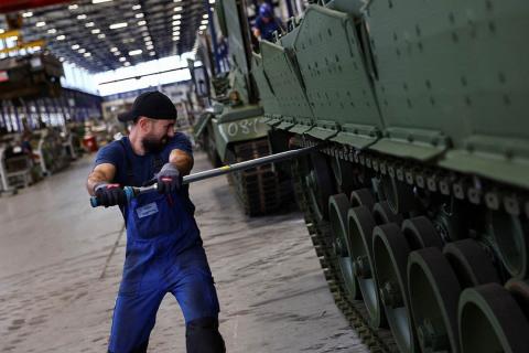 Европейская комиссия требует от заводов ЕС увеличить производство вооружений в 50 раз