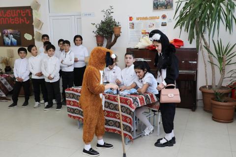 Ֆերիկի դպրոցականները Թումանյանի «Շունն ու կատուն» բեմականացրել են եզդիերենով