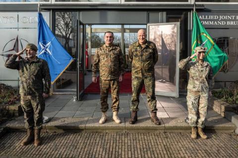 Начальник Генштаба ВС Армении и командующий Объединенным командованием союзных сил НАТО в Брюнсюме обсудили вопросы сотрудничества