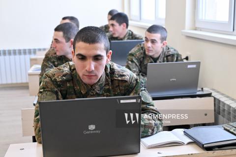 Դարձեք զինվորական, ձեռք բերեք բնակարան և ստացեք բարձր աշխատավարձ. Սուրեն Պապիկյանի առաջարկը՝ երիտասարդներին
