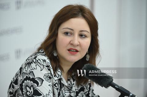 المؤتمر الصحفي لرئيسة قسم التثقيف والشمول المالي في البنك المركزي الأرمني أراكس مانوشاريان-صور-