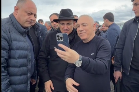 Վարչապետը չնախատեսված կանգառ արեց Գեղարքունիքի Լճափ գյուղի մոտ՝ լսելով տեղի բնակիչներին հուզող խնդիրները