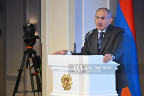 Նիկոլ Փաշինյանը ներողություն է խնդրել ԼՂ-ից բռնի տեղահանված կնոջից