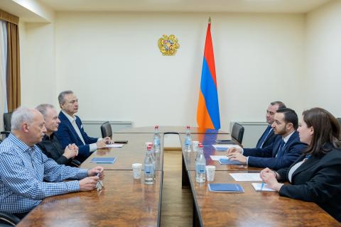 وزير الصناعات التكنولوجية المتقدمة الأرمني مخيتار هايرابيتيان يستقبل نائب الرئيس الأول لمجموعة التميّز الهندسي في شركة سينوبسيس راجا باتيتي