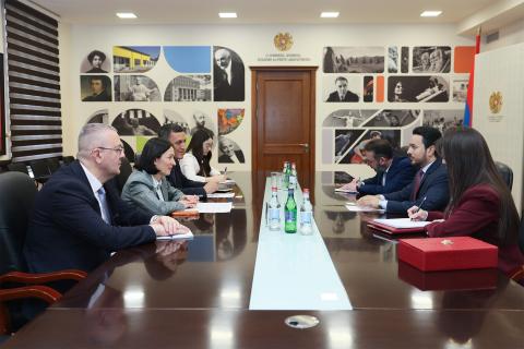 وزيرة التعليم والعلوم والثقافة الأرمنية وسفير قطر بأرمينيا يناقشان قضايا التعاون