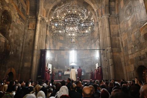 Никол Пашинян присутствует на богослуженииВоскресения Христова в Соборе Святого ГригораЛусаворича в Ереване