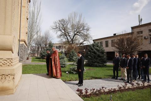 ՀՀ ԱԺ այգում տեղի է ունեցել հոգեհանգստյան կարգ՝ նվիրված Կոզեռնի հանգստարանի ննջեցյալների և հոկտեմբերի 27-ի զոհերի հիշատակին