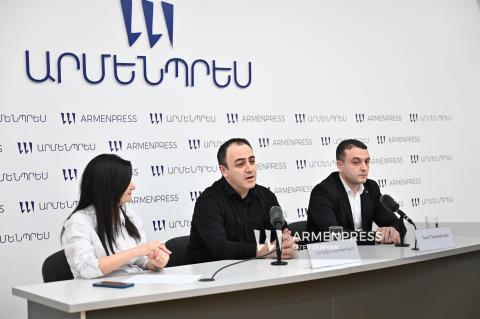 Conferencia de prensa del director y director artístico del Teatro Estatal de Drama de Gyumri