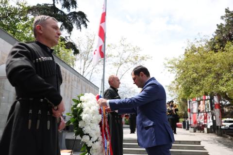 სურენ პაპიკიანი თბილისში გმირთა მოედანს ეწვია