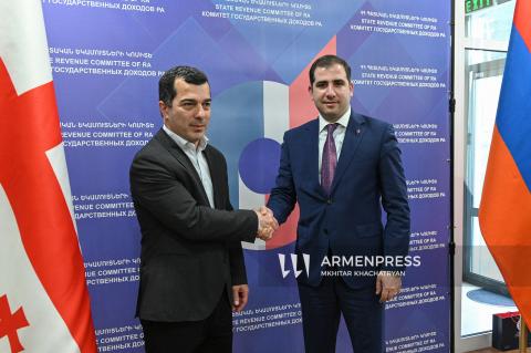 رئيس لجنة الإيرادات الحكومية الأرمنية إدوارد هاكوبيان يلتقي رئيس دائرة الإيرادات الجورجية إيراكلي بريان عند نقطة العبور كوكافان-صور-
