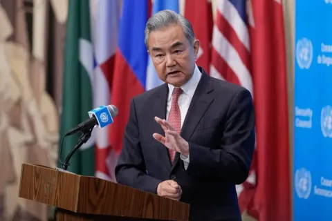 چین برای حلوفصل تنش میان ایران و ایالات متحده تلاش میکند: وزیر امور خارجه