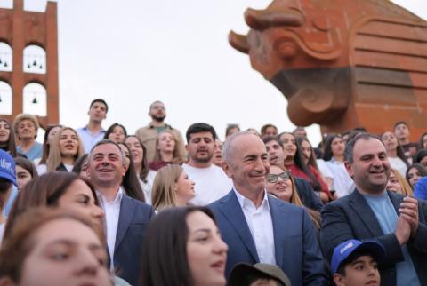 «Հայաստան» դաշինքը աջակիցների հետ քարոզարշավային օրն անցկացրեց Սարդարապատում