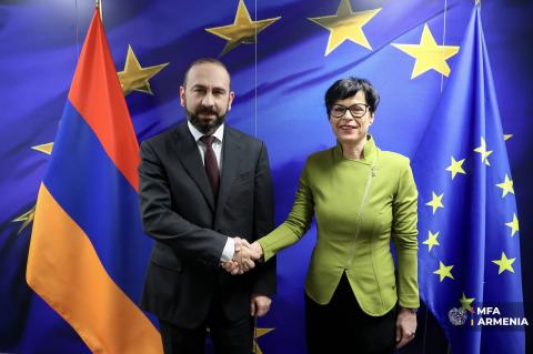Արարատ Միրզոյանը հեռախոսազրույց է ունեցել ԵՄ ընդլայնման հարցերով հանձնակատարի հետ