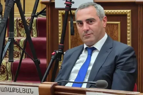Գյումրիի քաղաքապետի պարտականությունները կատարող Ավետիս Առաքելյանը հրաժարվել է պատգամավորական մանդատից