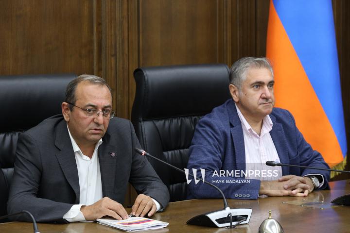 Ermenistan Parlamentosu'nda brifingler