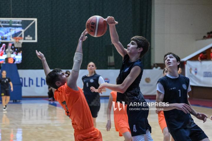 Final de primeros partidos deportivos de la "Liga de Baloncesto Escolar" bajo auspicio del primer ministro de Armenia.