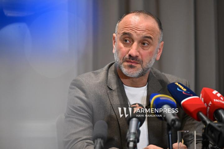 სომხეთის ეროვნული საფეხბურთო ნაკრების მთავარი მწვრთნელის, ეღიშე მელიქიანის პრესკონფერენცია