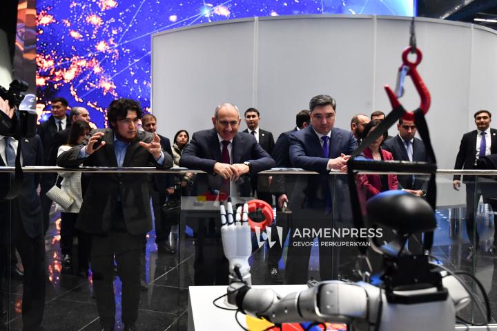 Visita del primer ministro al centro de inteligencia artificial "alem.ai" en Astaná