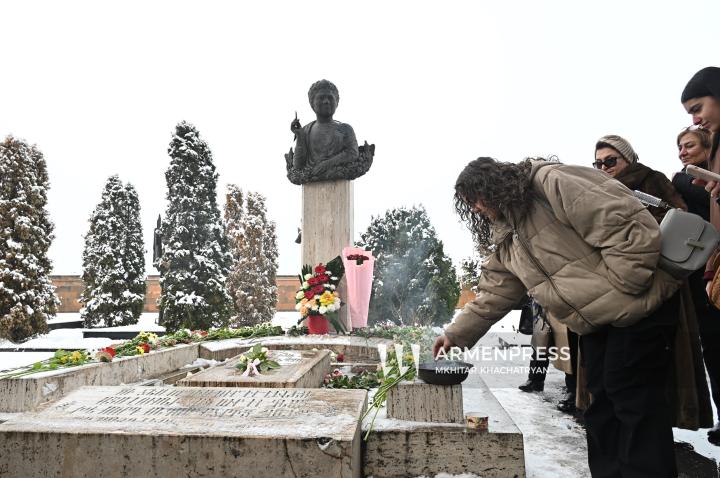 Ofrenda floral en la tumba de la poetisa Silva Kaputikyan con motivo del 107 aniversario de su natalicio.
