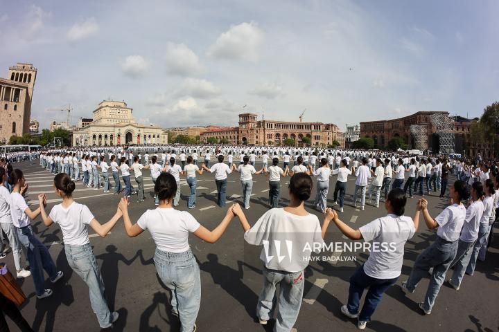 Ronde traditionnelle sur la place de la République : la Journée internationale de la danse a été célébrée avec solennité