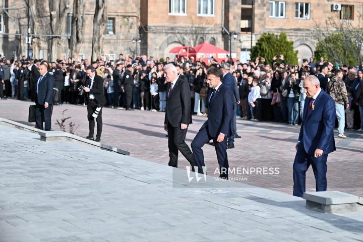 亚美尼亚与法国领导人向久姆里地震纪念碑敬献花圈