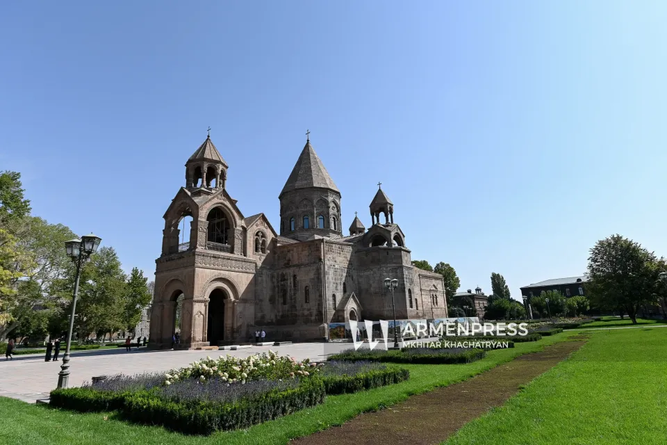 10 եպիսկոպոսները կաթողիկոսի հրաժարականի պահանջը հանձնել են Մայր Աթոռի քարտուղարությանը