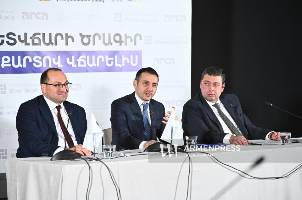 Կենտրոնական բանկի նախագահի տեղակալ Հովհաննես Խաչատրյանի, Ֆինանսների նախարարի տեղակալ Էդգար Մկրտչյանի և «Արմենիան Քարդ» ՓԲԸ գործադիր տնօրեն Վարդան Խաչատրյանի ասուլիսը