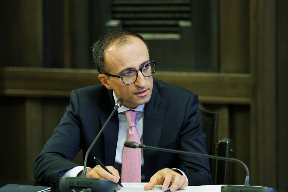 Ապրիլի 1-ից կանխիկ կենսաթոշակ չի լինելու. նախարարը թոշակառուներին հորդորում է մինչև մարտի 5-ը ձեռք բերել քարտեր