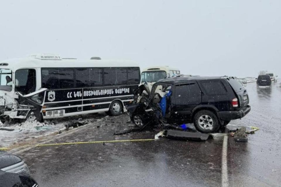 Բախվել են ոստիկանության ավտոբուսն ու «Նիսան» ավտոմեքենան․ զոհվել է 1 անձ