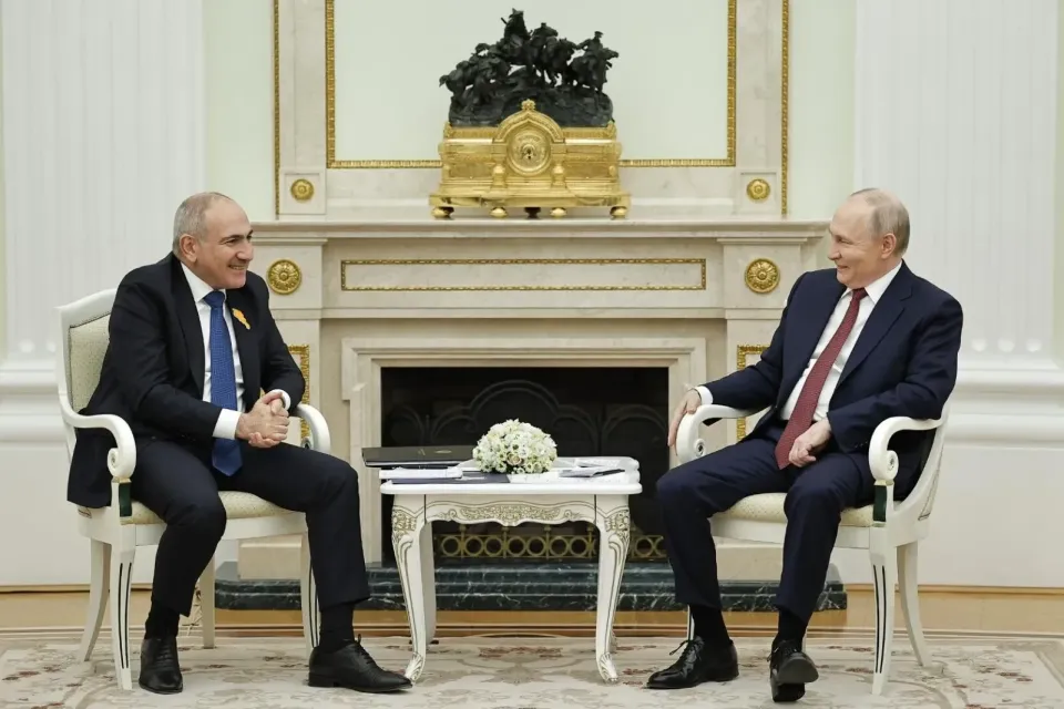 Peskov n’exclut pas une rencontre Pashinyan-Poutine après la validation des résultats électoraux