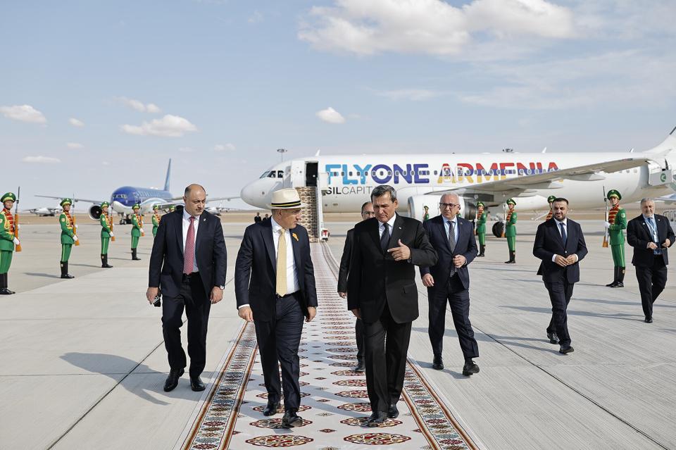 Pashinyan arrives in Turkmenistan for CIS summit