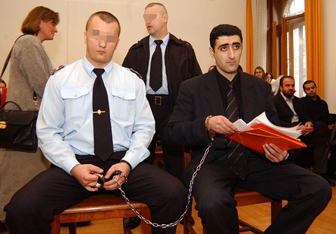Ильхам Алиев помиловал преступника, зарубившего спящего армянского офицера
