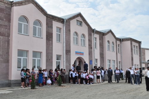 Armenian President visited newly-built school in Artamet