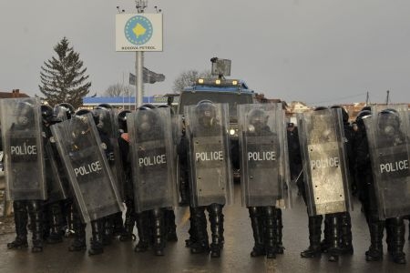 В массовых беспорядках в Косове пострадали 18 полицейских
