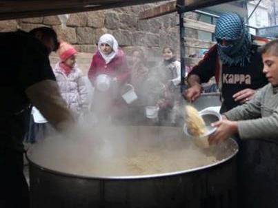 Aleppo residents are distributed with hot meals just cooked in the streets