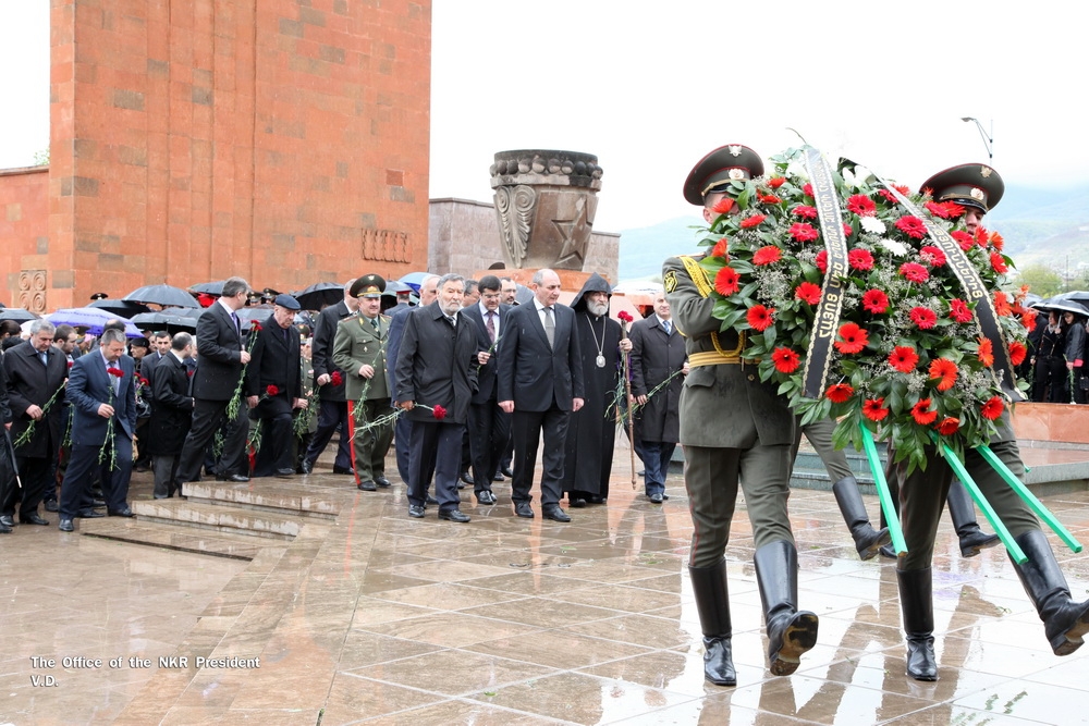 NKR authorities paid tribute in memory of Armenian Genocide victims in Stepanakert 
Memorial