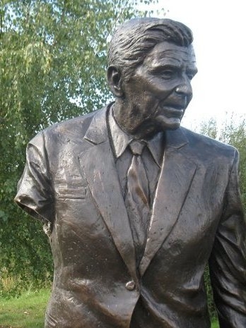 Неизвестные в Польше откололи руку у статуи Рональду Рейгану