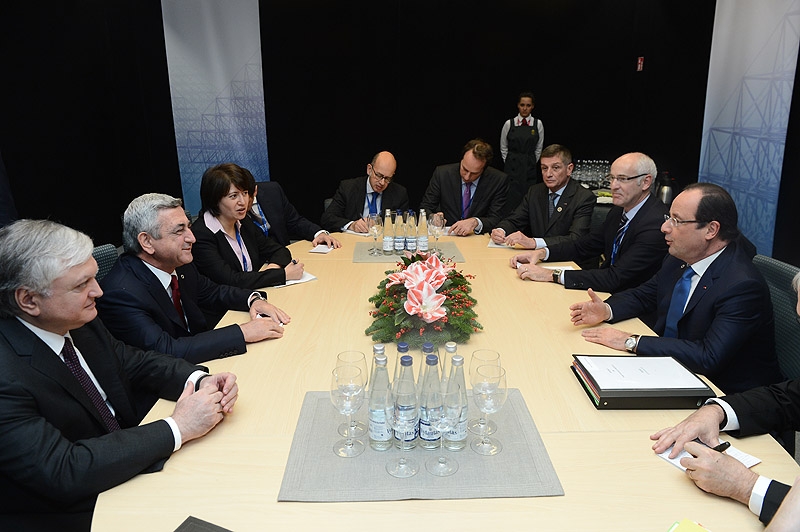 Серж Саргсян встретился в Вильнюсе с президентом Франции Франсуа Олландом