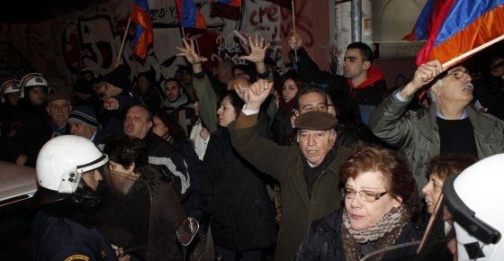 Greek-Armenians hold protest action against Davutoğlu’s visit