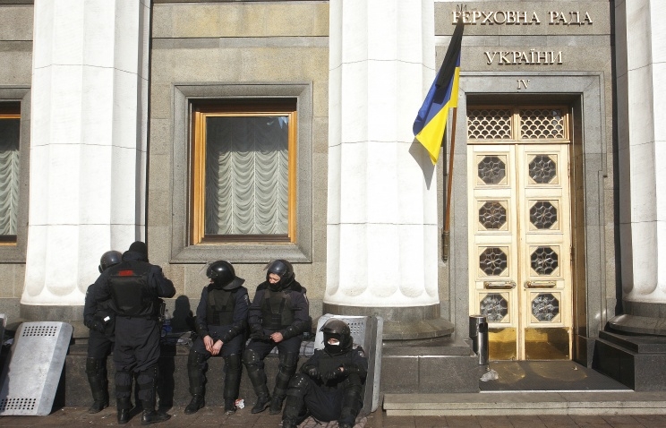 Ukrainian parliament endorses return to 2004 Constitution