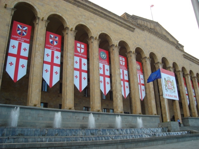 Через месяц старое здание парламента Грузии будет готово к заседаниям, заявил 
Дзидзигури